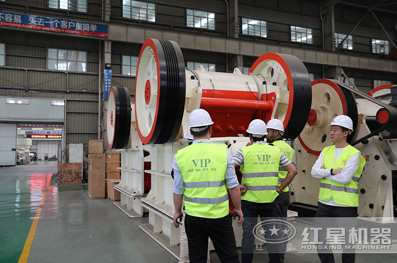 客戶來廠考察鄂破機設(shè)備 客戶來廠考察鄂破機設(shè)備