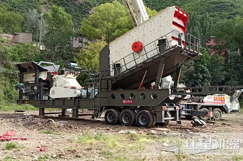 礦業(yè)移動(dòng)式破碎機(jī)現(xiàn)場 礦業(yè)移動(dòng)式破碎機(jī)現(xiàn)場