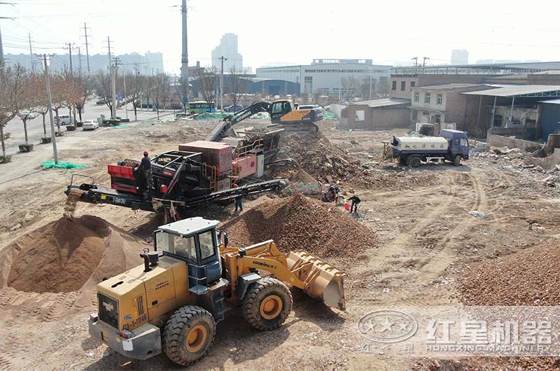 小型建筑垃圾處理移動(dòng)破碎機(jī)現(xiàn)場(chǎng) 小型建筑垃圾處理移動(dòng)破碎機(jī)現(xiàn)場(chǎng)